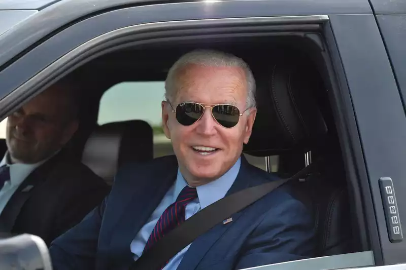 Biden Demands 50% Electric cars by 2030 - Pushing New Incentives