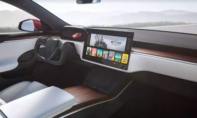 Tesla Model S plaid reinvented the steering wheel- and we have some concerns