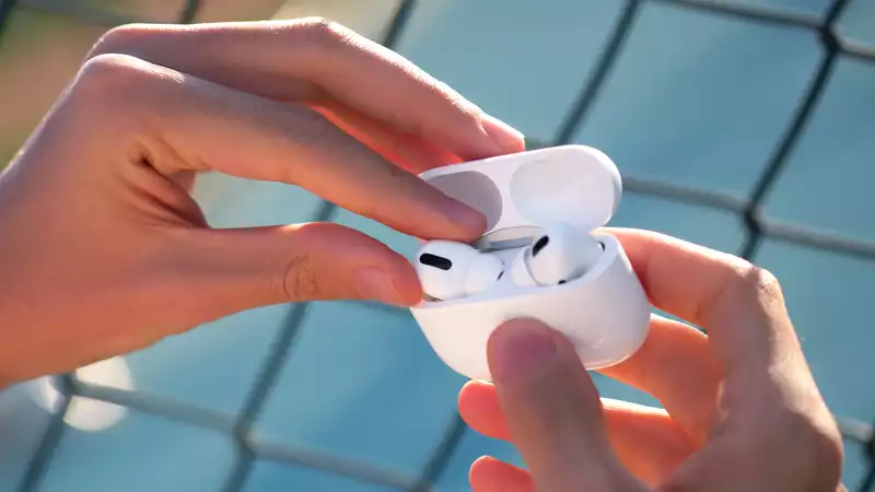 Apple Music spatial audio works with any headphones, not just Airpods